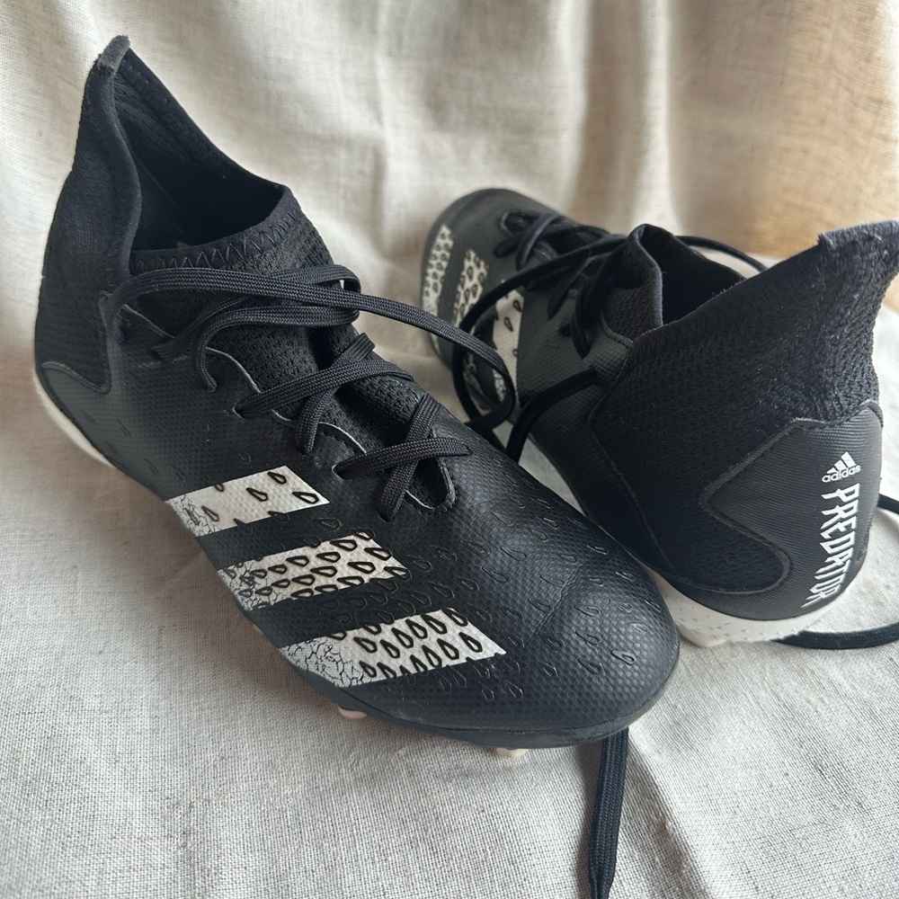 adidas Boy's Firm Ground Predator Freak .3 Soccer Shoes. Black & white kids 3.5